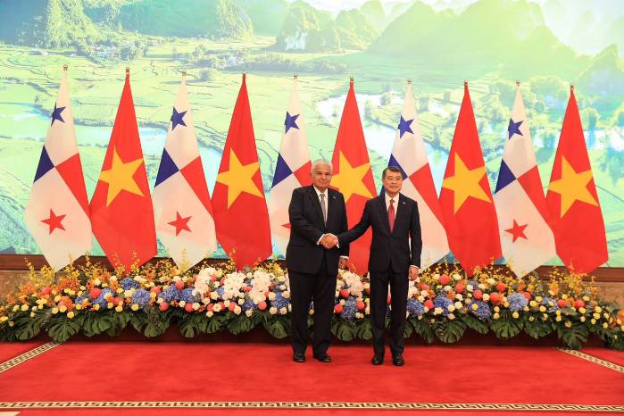El presidente panameño José Raul Mulino (izq.) y el primer ministro de Vietnam, Le Minh Hung.