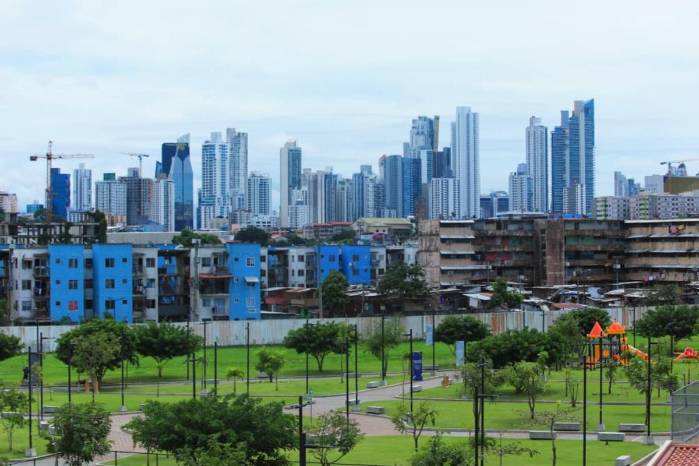 Un escenario positivo se daría si la consolidación fiscal logra disminuir de manera significativa la deuda pública, fortaleciendo los colchones financieros del Estado