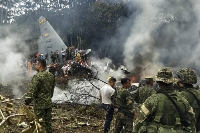 Soldados y rescatistas cerca del avión Hércules de la Fuerza Aérea tras estrellarse durante el despegue en Puerto Leguizamo, Colombia, cerca de la frontera sur con Ecuador, el 23 de marzo de 2026.