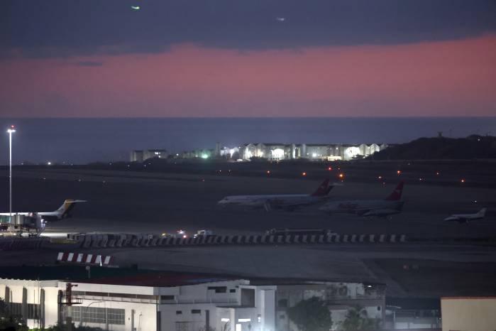 Fotografía que muestra aviones en la pista del aeropuerto internacional Simón Bolívar, en Maiquetía (Venezuela).