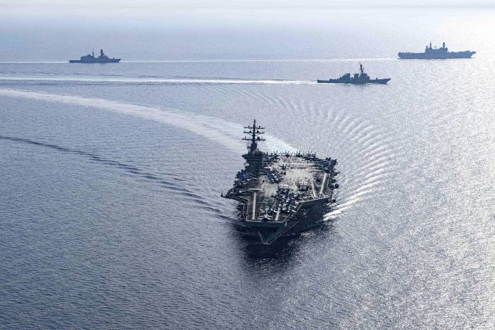 Esta foto, publicada por el Servicio de Distribución de Información Visual del Departamento de Defensa muestra al portaaviones de clase Nimitz USS Dwight D. Eisenhower (CVN 69) de la Marina y a los destructores de misiles guiados de clase Arleigh Burke USS Laboon (DDG 58) y USS Gravely.