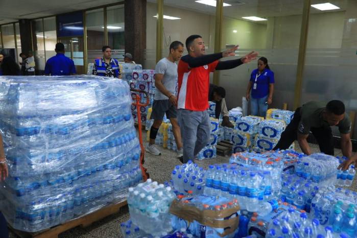 Ciudadanos de todas las edades suman esfuerzos en Panamá para agilizar el despacho de asistencia médica y alimentos.