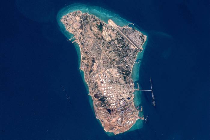 Vista de la isla iraní de Kharg, que alberga la principal terminal de exportación de crudo del país y es responsable de la gran mayoría de sus envíos de petróleo al mundo, a unos 30 kilómetros al sur del continente, en el norte del Golfo Pérsico.