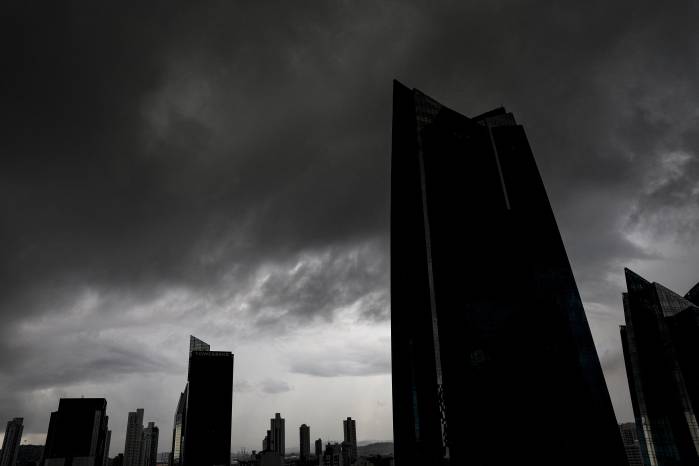 Condiciones marítimas favorables y lluvias dispersas para este viernes.