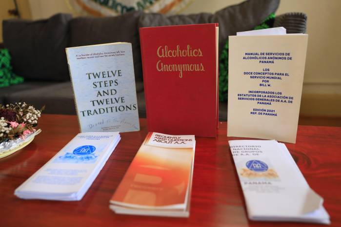 Los creadores de este grupo, el Dr. Robert H. Smith (Bob S.) y William Griffith Wilson (Bill W.), crearon libros para dejar como legado a las personas que sufren de esta adicción.