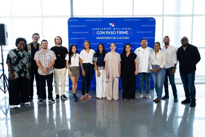 La ministra de Cultura, María Eugenia Herrera, junto a la viceministra Arianne Benedetti, acompañadas de los ganadores del Fondo Cine 2024