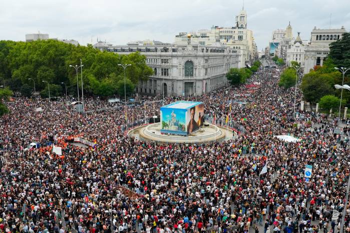 Manifestación convocada por el Sindicato de Inquilinas para denunciar la caída de los decretos de la vivienda y reclamar una rebaja del 50 % en los alquileres, y también la expropiación de las viviendas a los fondos buitres, mientras llama a la huelga general, este sábado.