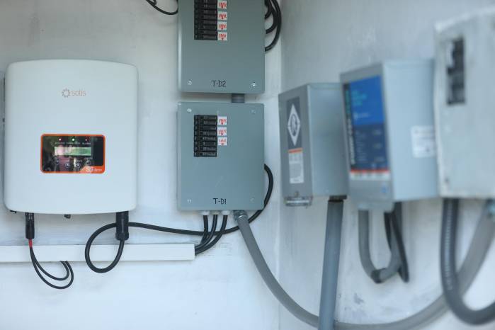 El equipo genera durante el día la energía para operar las turbinas y de haber un excedente pasa a la red eléctrica. De noche, se utiliza la energía de la red.