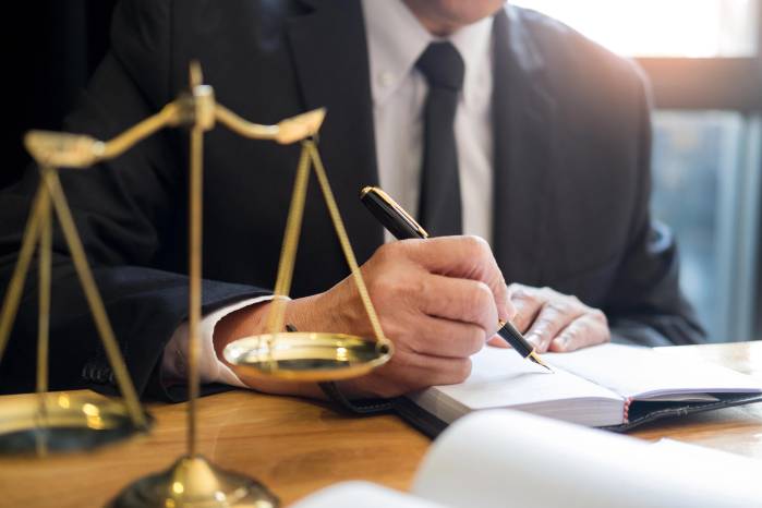 El abogado se acerca más, y termina identificado con la figura del procurator ad litem, que resume la figura del defensor procesal ya en la República, y del cual Cicerón es el exponente más representativo.