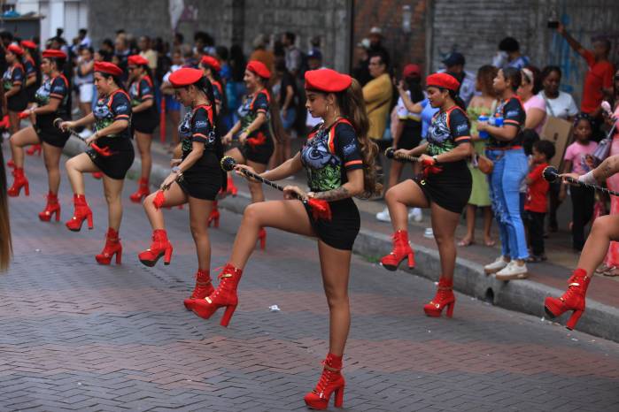 Las familias disfrutaron de las tan gustadas coreografía de las bandas independientes.