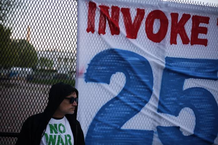 Un manifestante contra la guerra sostiene una pancarta que dice “Invoquen el 25” cerca de la Casa Blanca para protestar contra la guerra en Irán el 7 de abril de 2026 en Washington, DC.