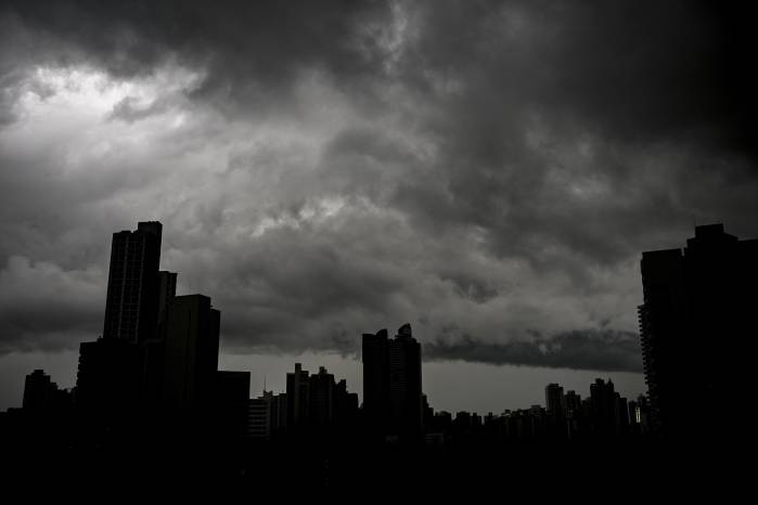 Radiación ultravioleta extrema y lluvias dispersas en varias regiones.