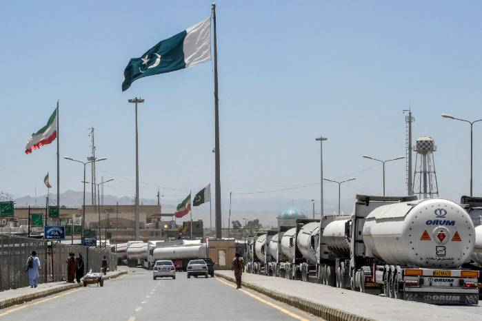 Los petroleros iraníes hacen cola en la frontera entre Pakistán e Irán en Taftan, provincia de Baluchistán, el 18 de junio de 2025, en medio del conflicto en curso entre Israel e Irán.