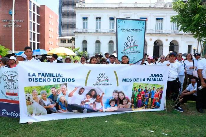 Con música, animación y banderas panameñas, los asistentes comenzaron a reunirse desde horas de la tarde