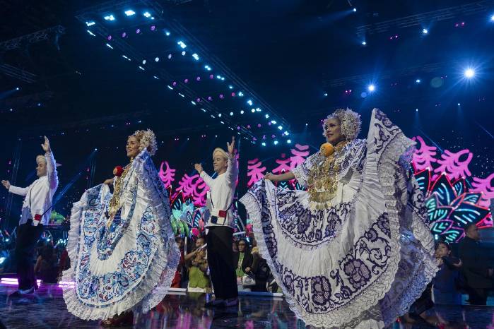 El traje típico panameño, la pollera, deslumbró en los premios Juventud.