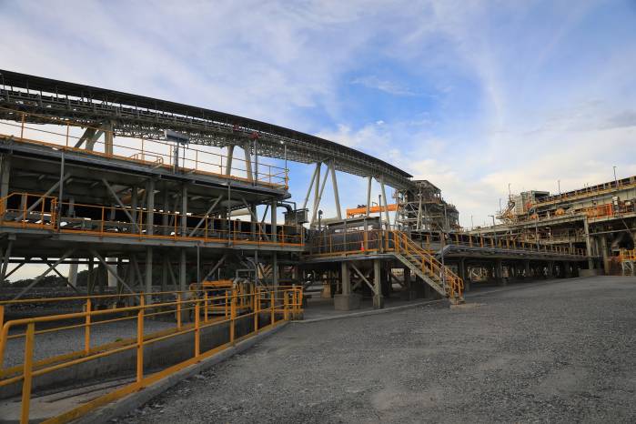 La mina aportaba el 73% de las exportaciones de bienes en 2023 ($2,469 millones). Su cierre implica una pérdida acumulada de $33,947 millones en 10 años.