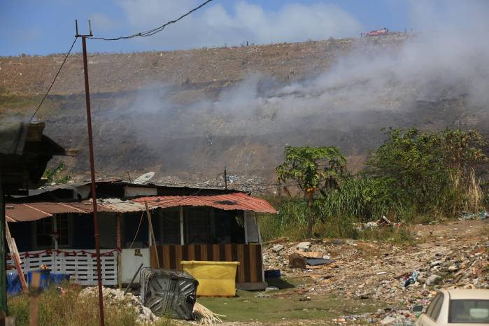 La nube de humo aún se percibe por todo el área.