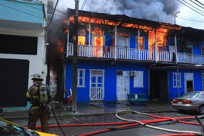 Instantes del incendio en La Macarronera de Calidonia.