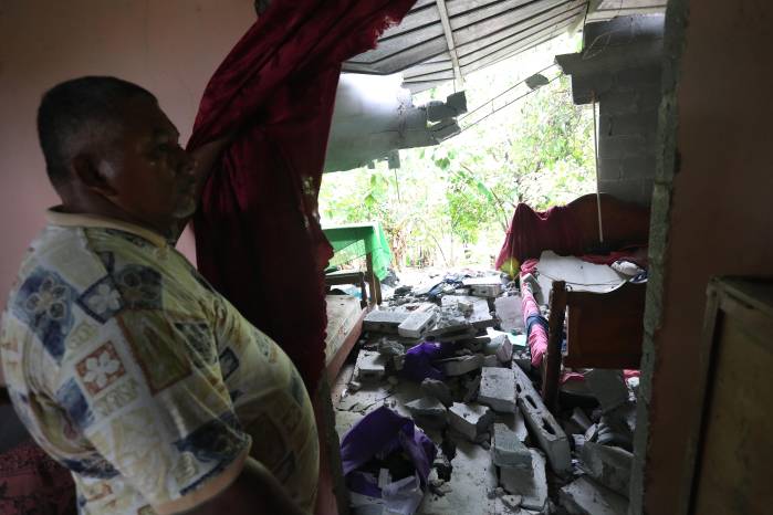 Una persona en Tonosí, Los Santos, mira su cuarto luego del terremoto.