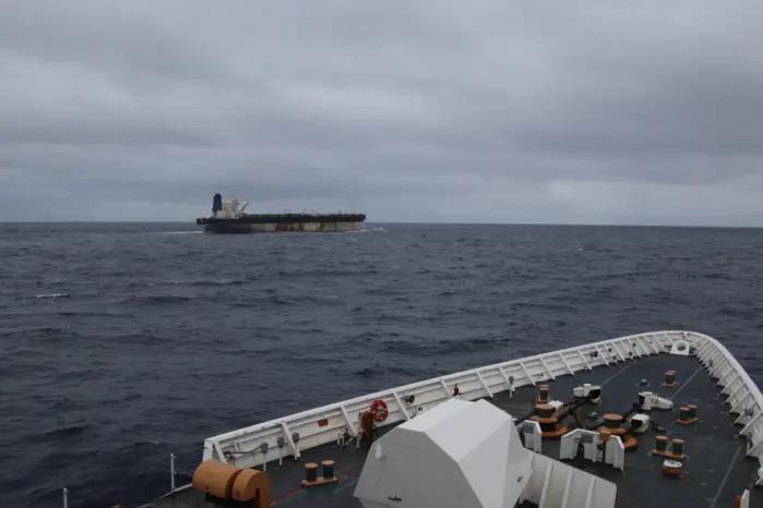 El presidente Donald Trump afirmó que Venezuela transferirá entre 30 y 50 millones de barriles a EE. UU., un anuncio con impacto en flujos globales y en el vínculo energético con Asia.