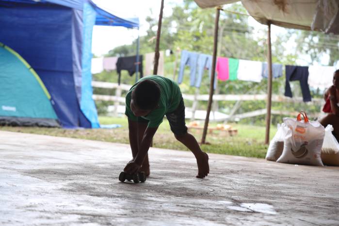 Los niños también enfrentan las consecuencias del terremoto en La Pitaloza, Herrera, donde varias familias buscan refugio mientras esperan condiciones seguras para regresar a sus hogares.