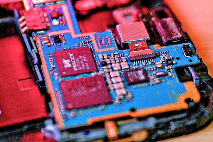 Un semiconductor es un material con conductividad eléctrica intermedia entre un conductor y un aislante.