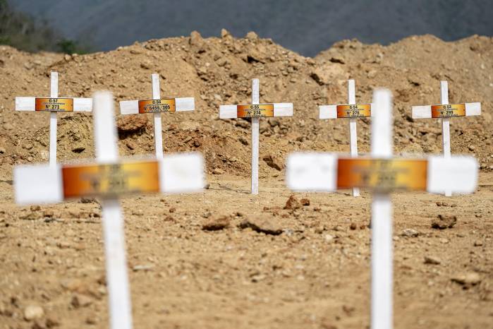 Esta foto muestra las tumbas de personas no identificadas, víctimas de los dos terremotos, en el cementerio La Esperanza de Catia La Mar, estado La Guaira, al noreste de Caracas, el 5 de julio de 2026.
