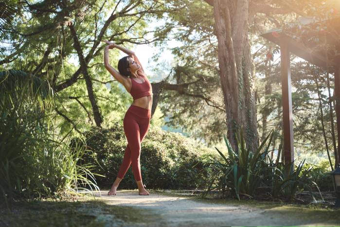 Los Institutos Nacionales de Salud destacan que el yoga ayuda en el manejo del estrés, fomenta la atención plena y promueve hábitos saludables como la alimentación consciente.
