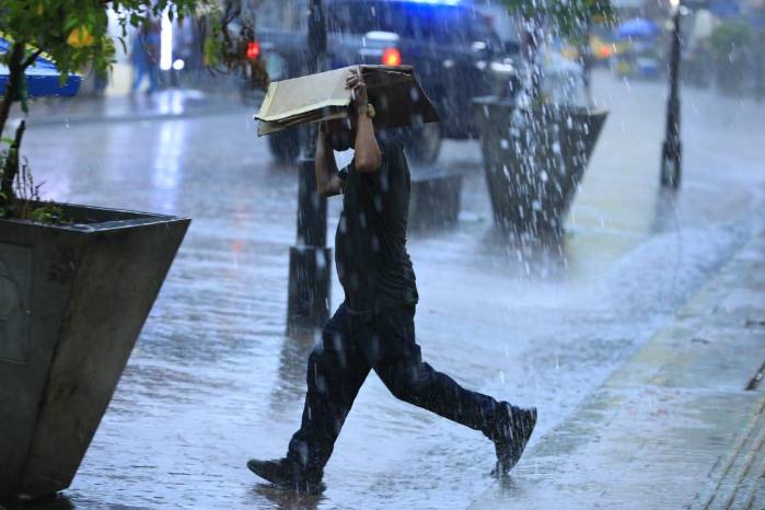 El día iniciará con cielo parcialmente nublado y altas temperaturas, pero hacia la tarde se prevén lluvias y chubascos en gran parte del país.