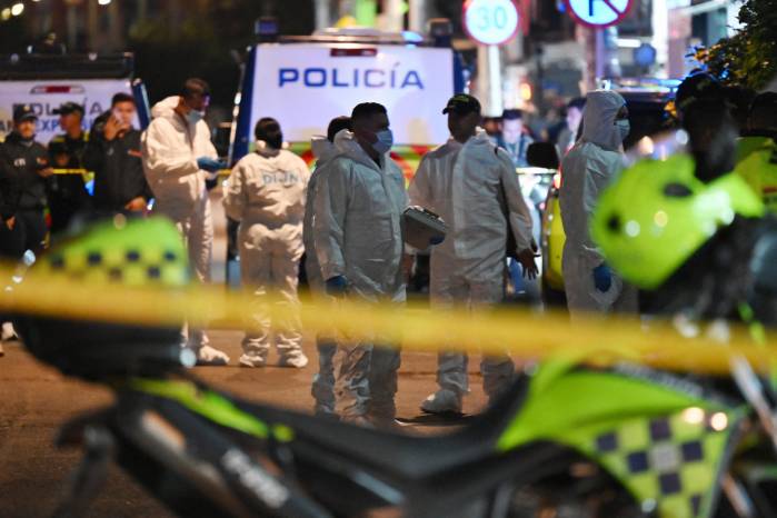 Peritos forenses trabajan en la escena del crimen donde el senador Miguel Uribe Turbay fue herido de bala en el barrio Modelia de Bogotá el 7 de junio de 2025.