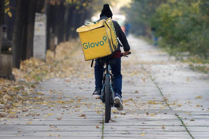 Imagen ilustrativa de un repartidor de delivery asociado a una plataforma digital.