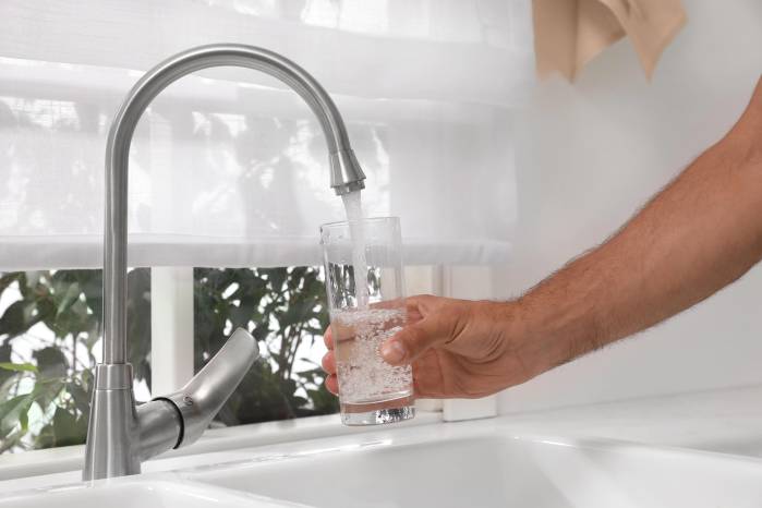 Ante esta posibilidad, médicos han recomendado, hervir el agua antes de consumirla mientras las autoridades realizan las investigaciones correspondientes.