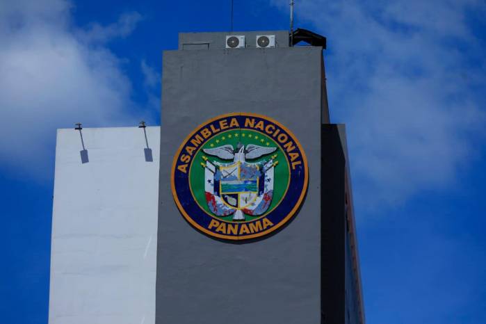 Diputada alerta falta de sustento legal en presupuesto legislativo.