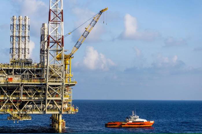 El transporte marítimo de hidrocarburos se refiere al traslado de petróleo crudo, gas natural y sus derivados por vía marítima, principalmente a través de buques tanque.