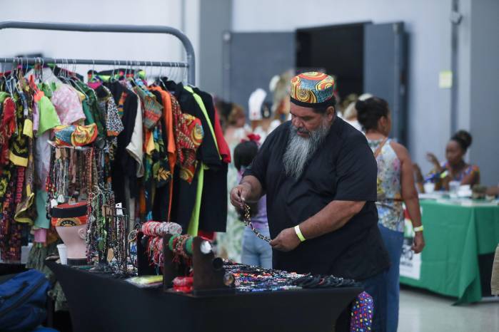 La feria contó con diferentes atractivos como venta de accesorios y ropa, Comida y diferentes espectáculos relacionados a la cultura afroantillana.