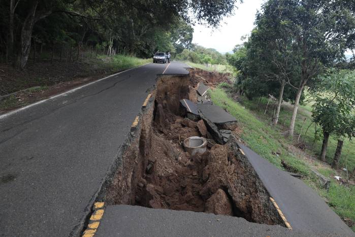 Ante el deterioro de las vías habituales, los potreros comenzaron a utilizarse como rutas alternas para rodear los tramos afectados y evitar las grietas