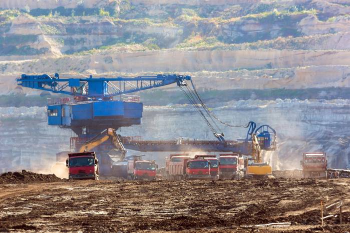 Maquinaria realiza operaciones en un yacimiento minero.