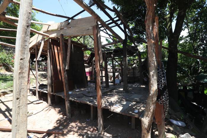 Con seis años, intenta entender el terremoto que destruyó su casa