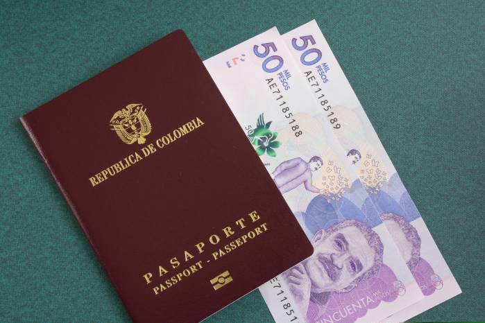 El gobierno de Gustavo Petro extenderá por ocho meses el contrato con Thomas &amp; Greg para la impresión de pasaportes, pese a sus críticas públicas y al retraso del modelo alternativo.