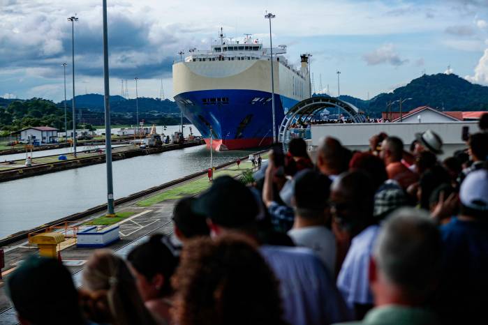 Un buque cruza el Canal de Panamá desde las esclusas de Miraflores, Cocolí.