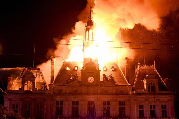 Esta fotografía muestra un incendio que consume y destruye el ayuntamiento, después de que un grupo de personas irrumpiera en el edificio durante las protestas contra el alto costo de la vida, en Limoges, en el centro de Francia.