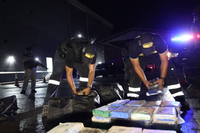 En La Mina, corregimiento de Cativá, se decomisaron 1,858 paquetes de presunta droga.