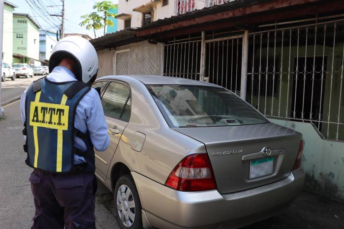Inspectores de la ATTT fiscalizan la documentación y vigencia de licencias a conductores de rutas colectivas en la Plaza 5 de Mayo.