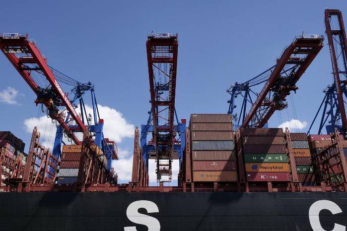 Imagen ilustrativa de un barco en medio de una terminal de contenedores.