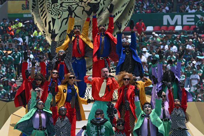 El artista colombiano J Balvin apreció vestido con los colores de la selección mexicana: rojo y verde.