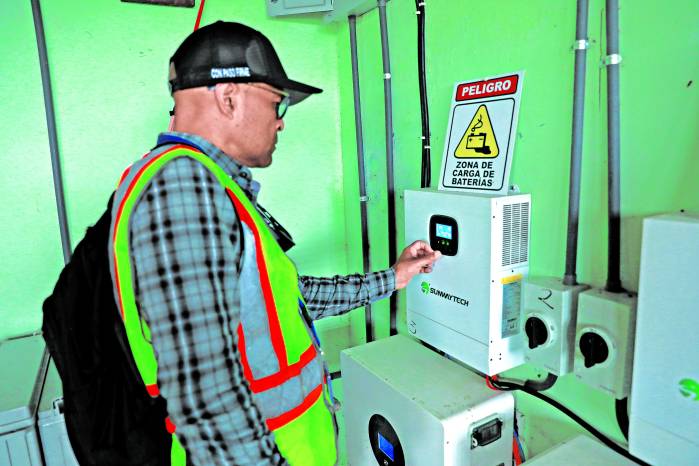 Un sistema prepago permite que una empresa concesionada cobre por la energía utilizada y proporcione el mantenimiento necesario a paneles, baterías e inversores.