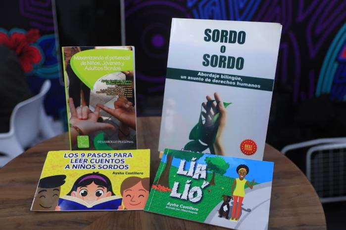 La escritora incorporó códigos QR en sus publicaciones para que los lectores puedan acceder al contenido completo en lengua de señas.