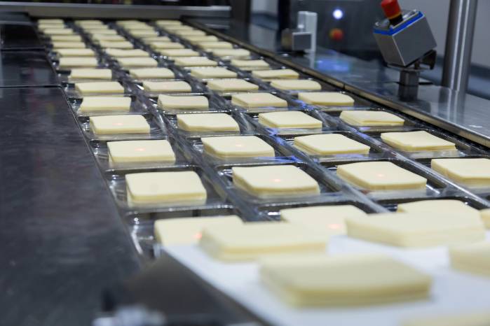 La leche grado C es utilizada para la elaboración de quesos, yogures y derivados.