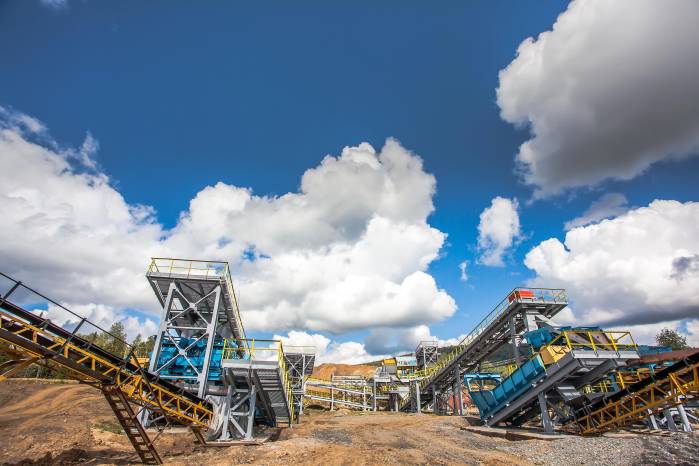 Maquinaria en un yacimiento minero.