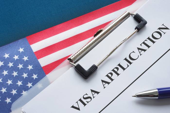 La suspensión del procesamiento de visas por parte de Estados Unidos afecta a ciudadanos de 75 países y redefine el mapa de la movilidad internacional en 2026.